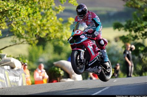 Tourist Trophy: An Unforgettable Dive into Motorcycle Racing Excellence!